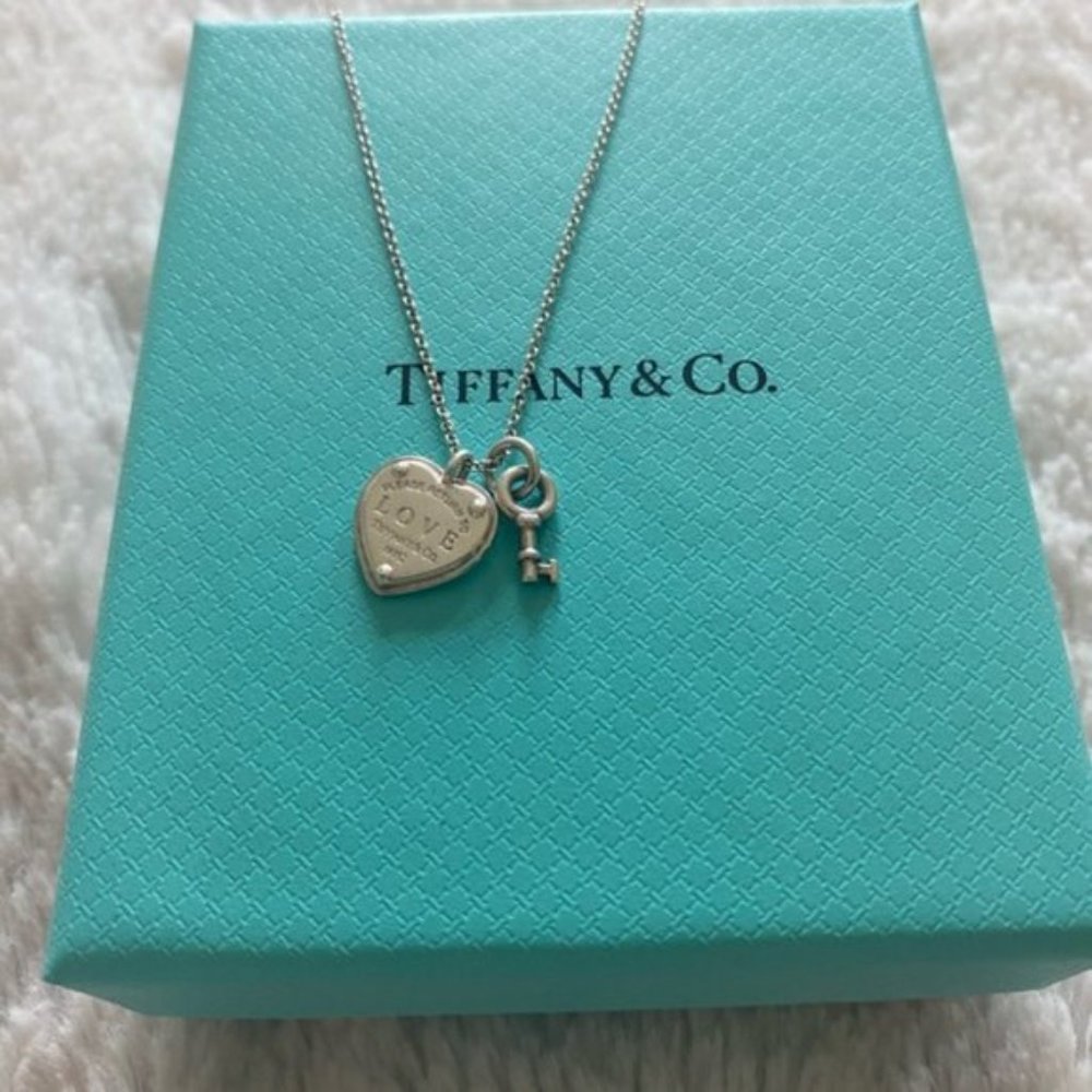Return to Tiffany Love Heart Tag Key Pendant - Picture 2 of 4